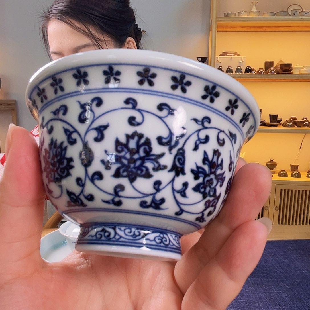 青花手绘缠枝莲压手杯