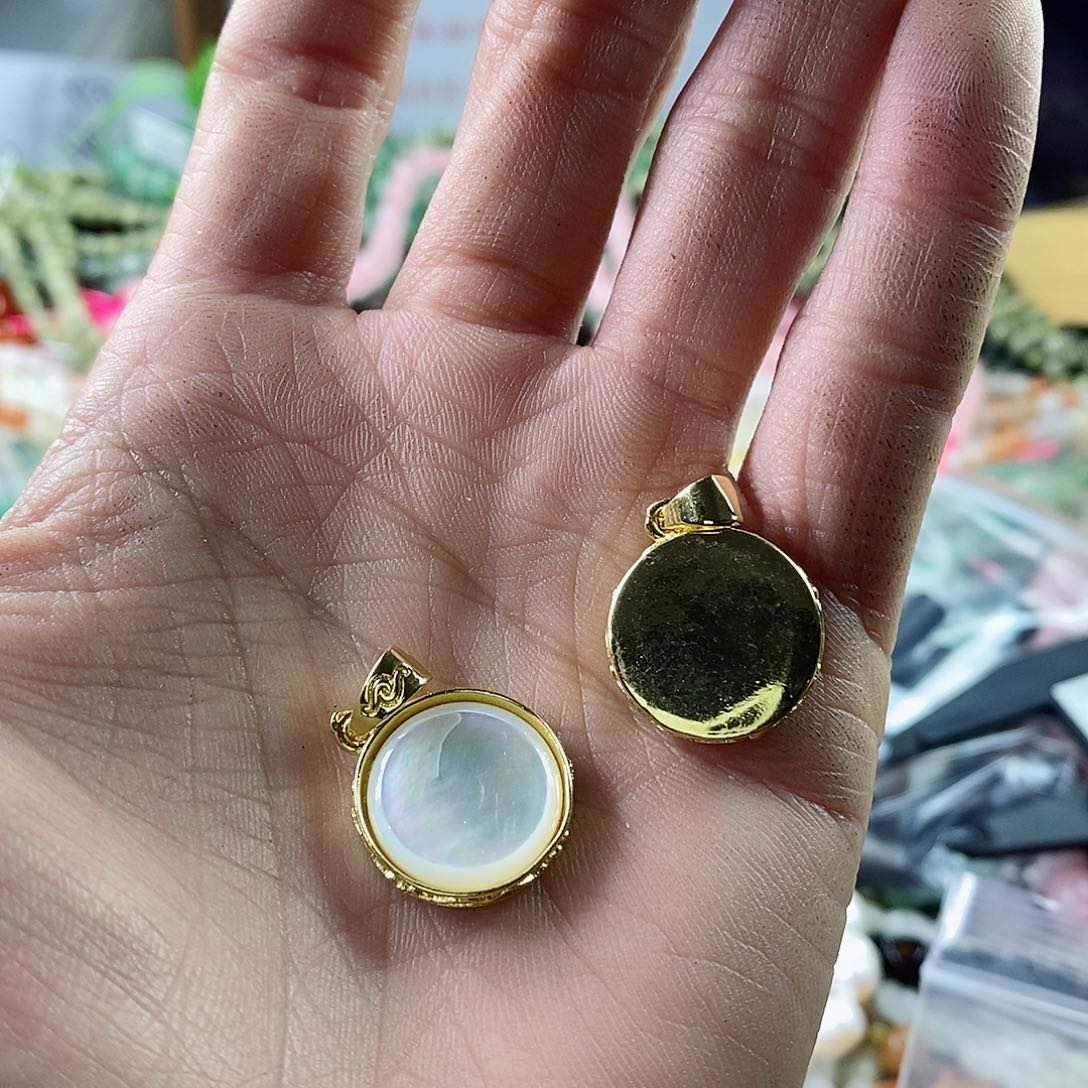 玛瑙/玉髓珠宝半成品合金一个白蝶贝吊坠保色圆