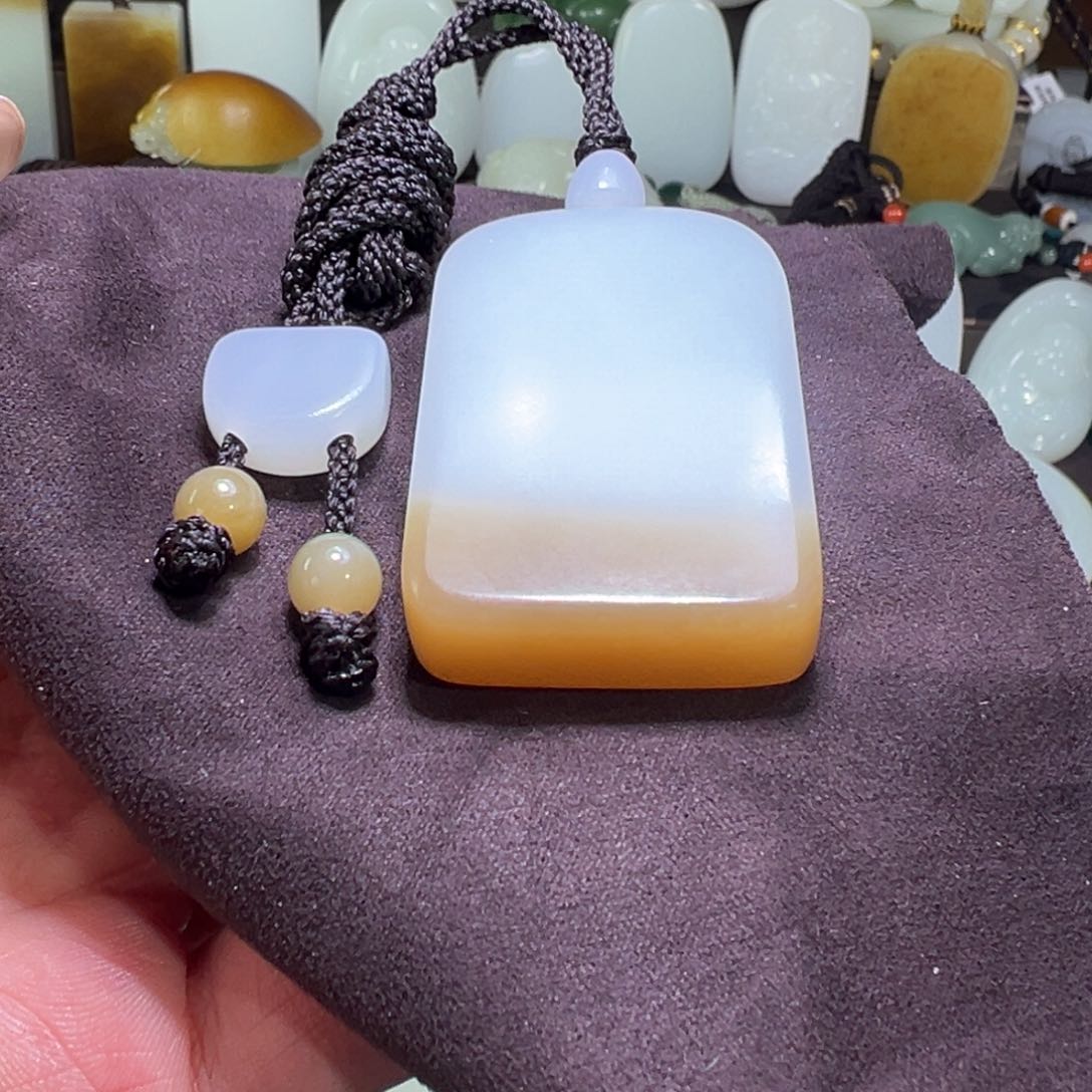 和田玉（糖玉）颈饰未镶嵌打****?