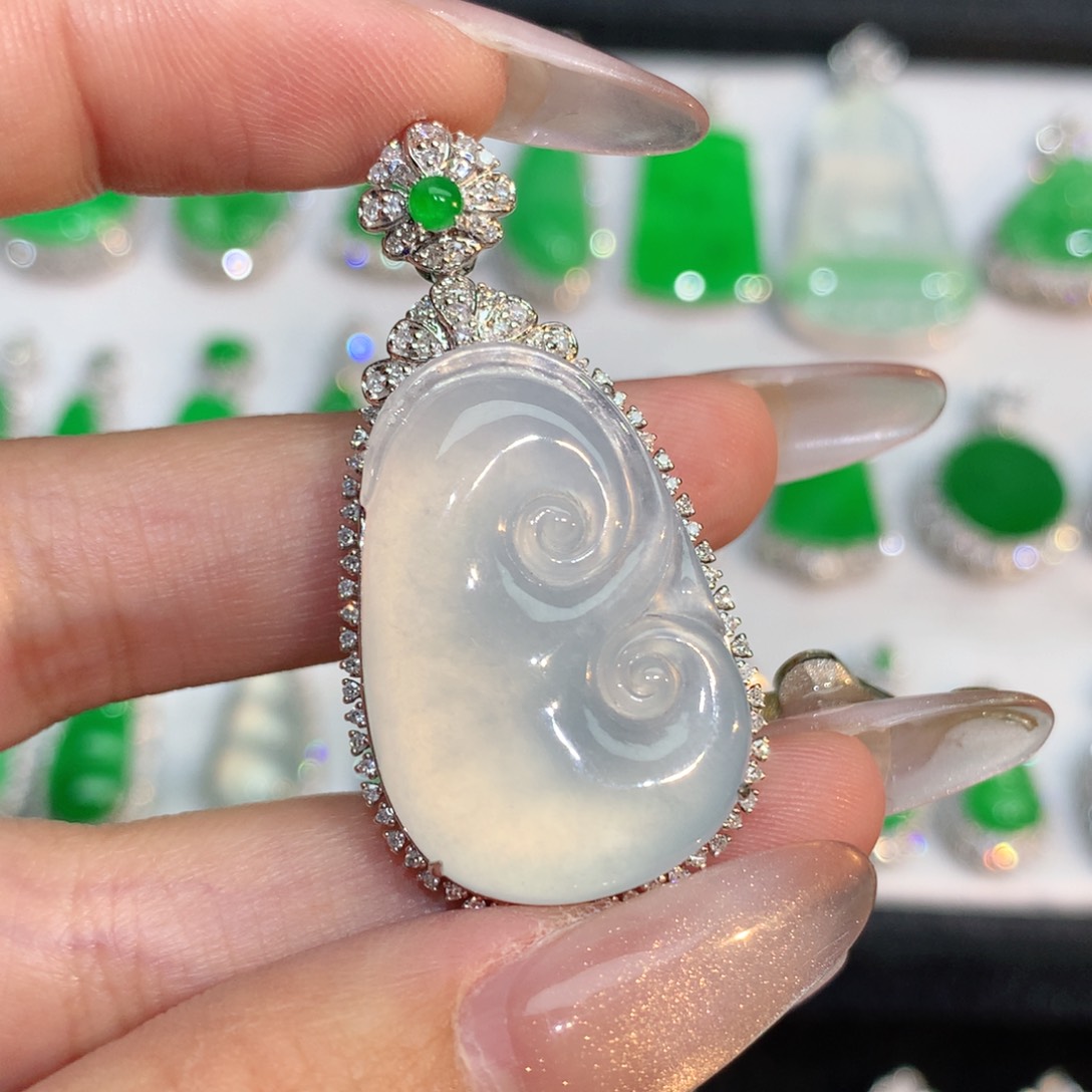 翡翠颈饰18K金镶嵌翡翠