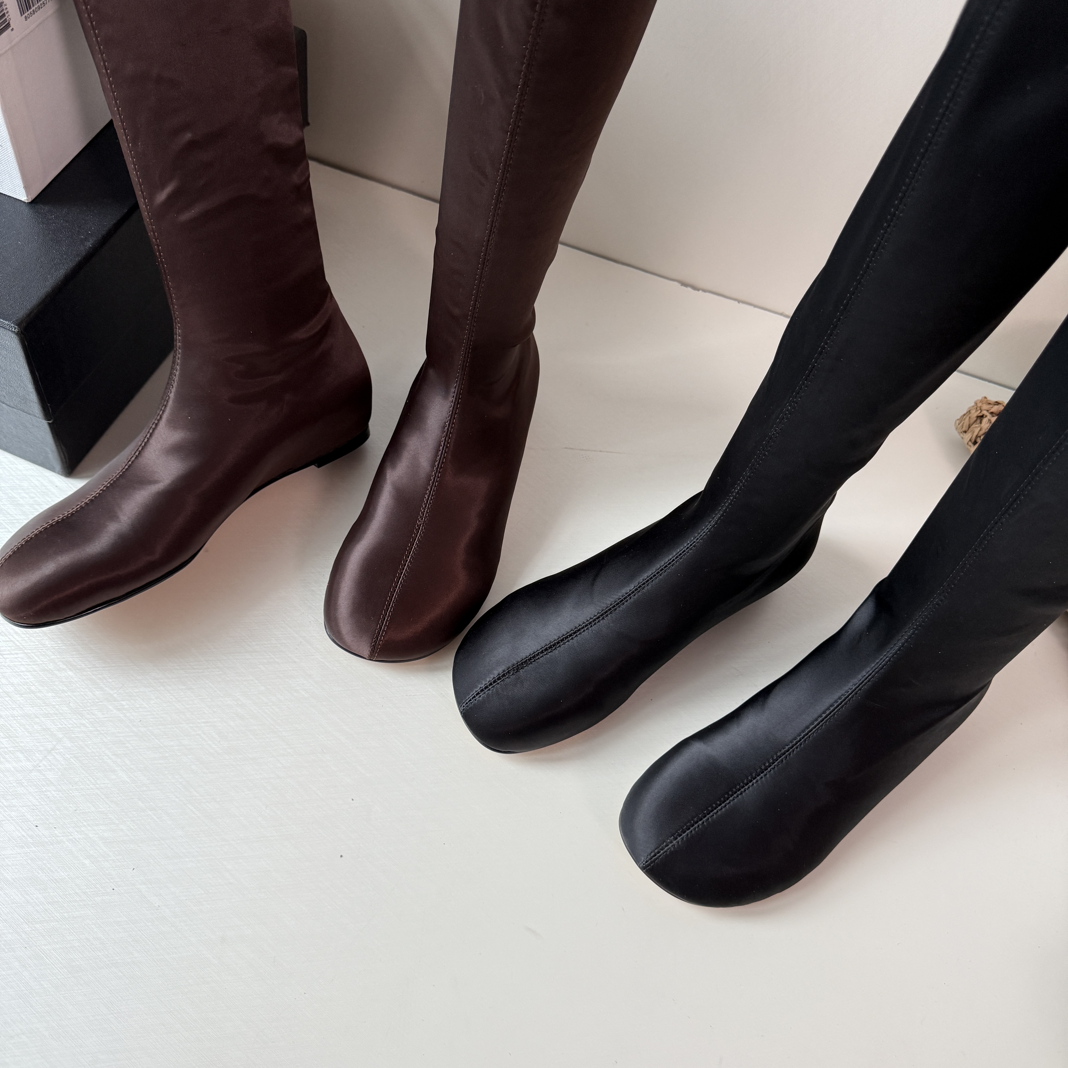 琥珀流光感面料圆头简约坡跟中跟靴骑士靴甜辣千金风欧货个性潮鞋