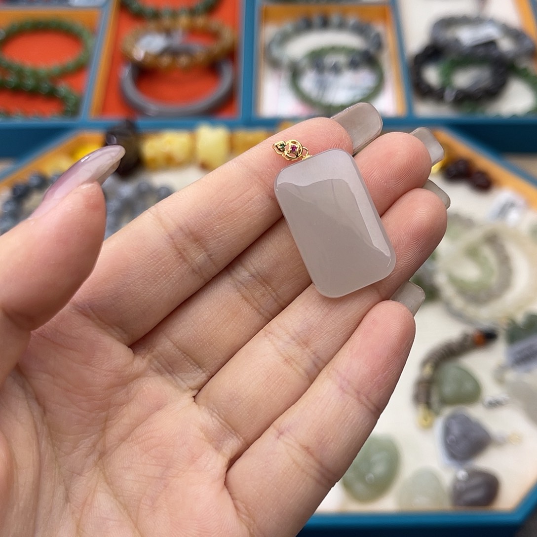 和田玉18K金镶嵌颈饰w19冰烟紫无事牌