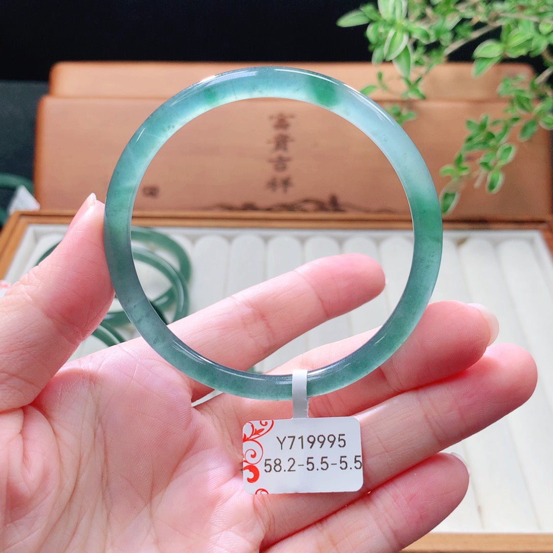 未镶嵌手镯（圆镯）翡翠