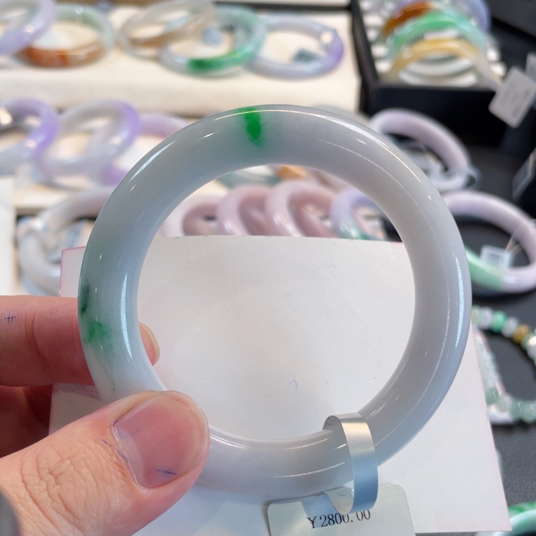 未镶嵌手镯翡翠55圆条 有纹裂