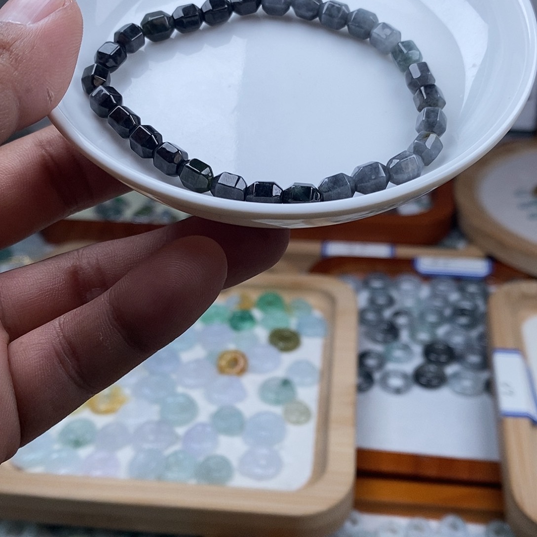 翡翠颈饰未镶嵌六角手串