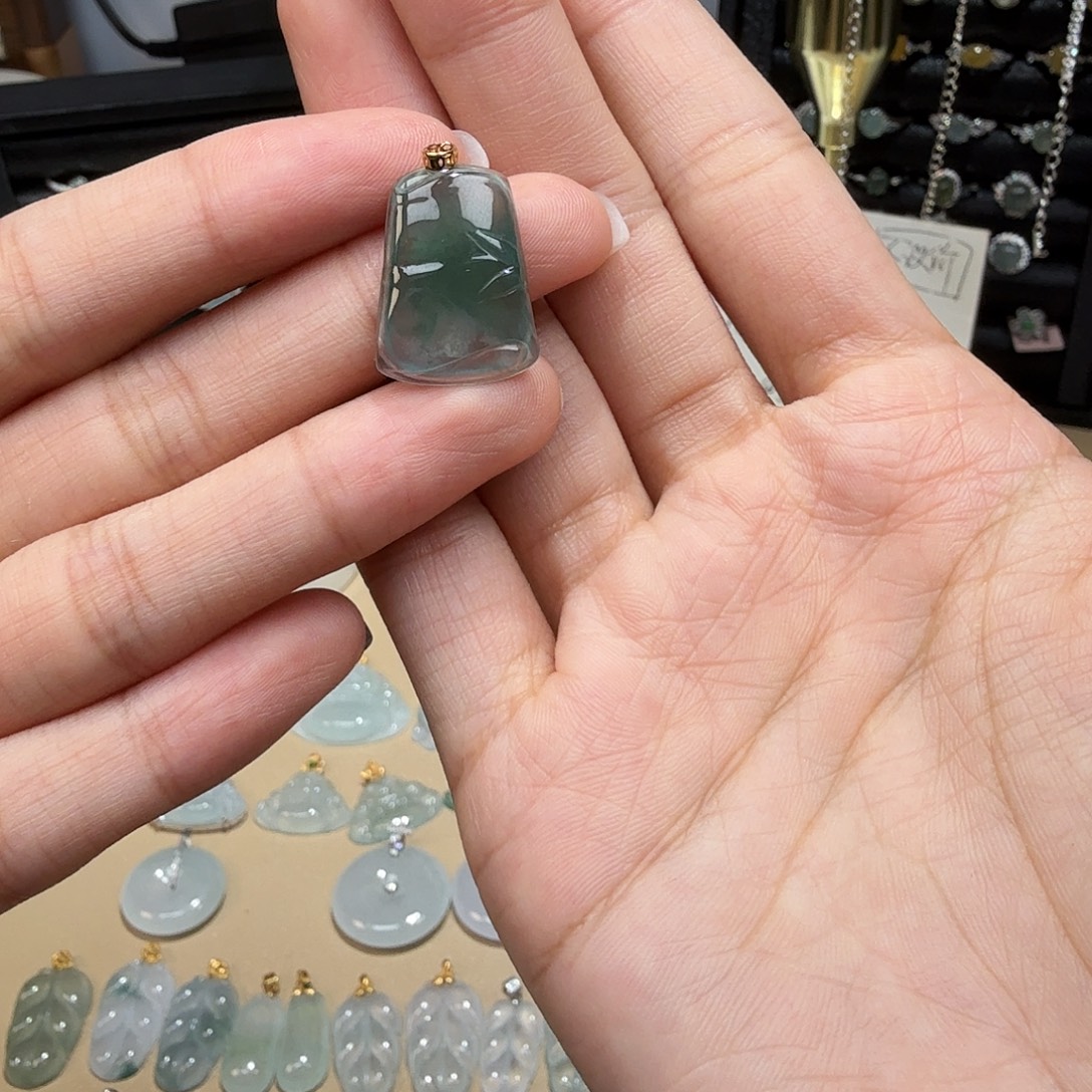 毒****翡翠18K金镶嵌颈饰