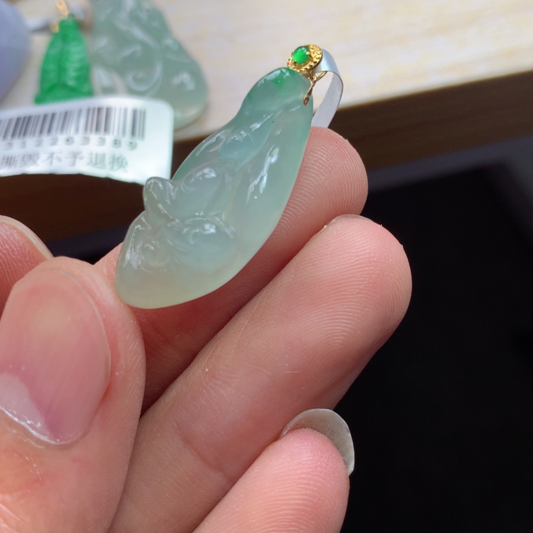 颈饰18K金镶嵌翡翠吊坠