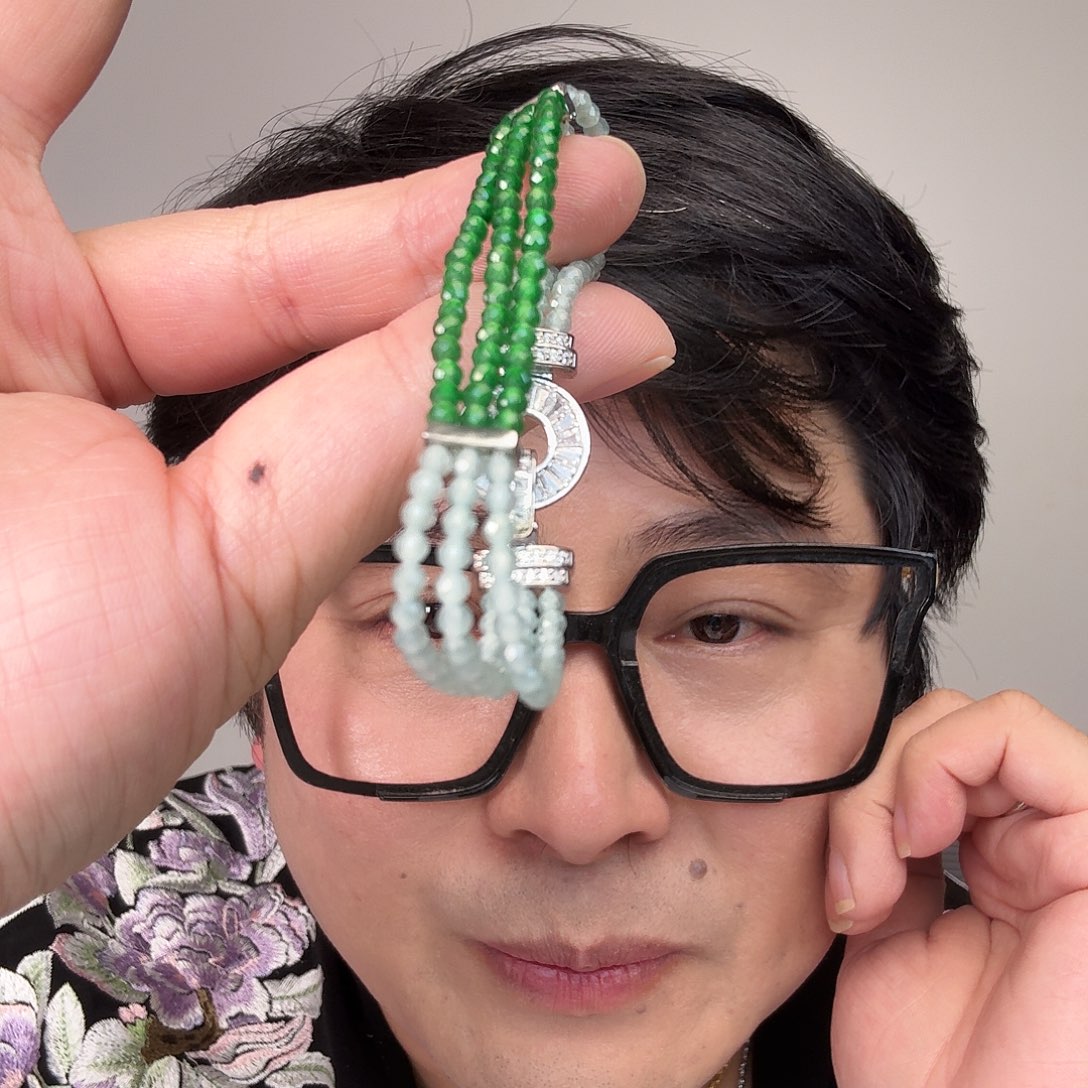 翡翠未镶嵌颈饰一件