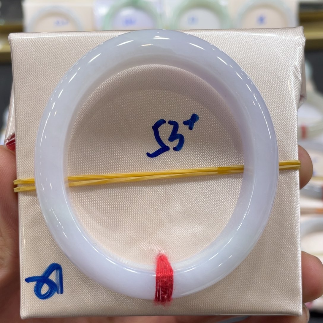 翡翠手镯未镶嵌翡翠手镯