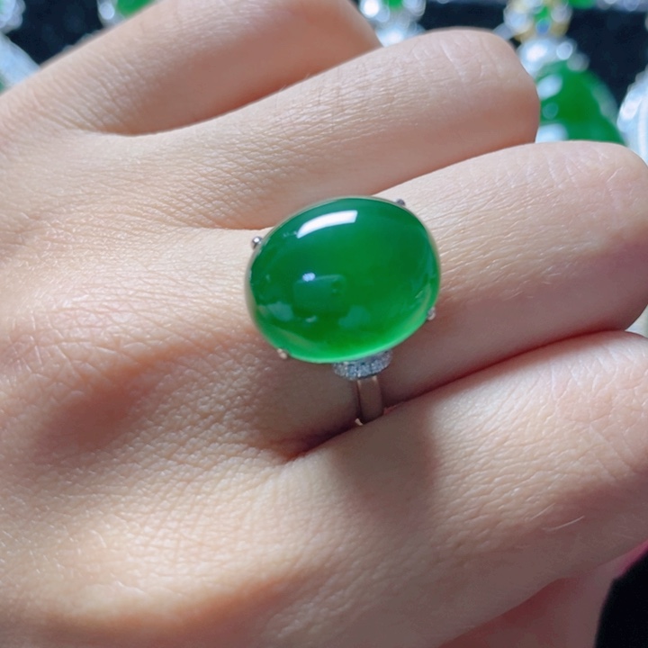 翡翠颈饰18K金镶嵌18。  