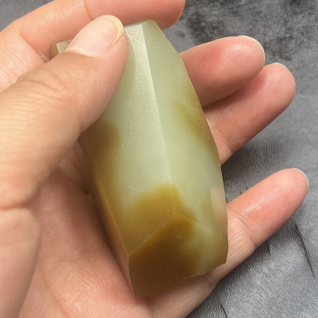 和田玉糖料脂粉油性十足，可做手把件，挂件