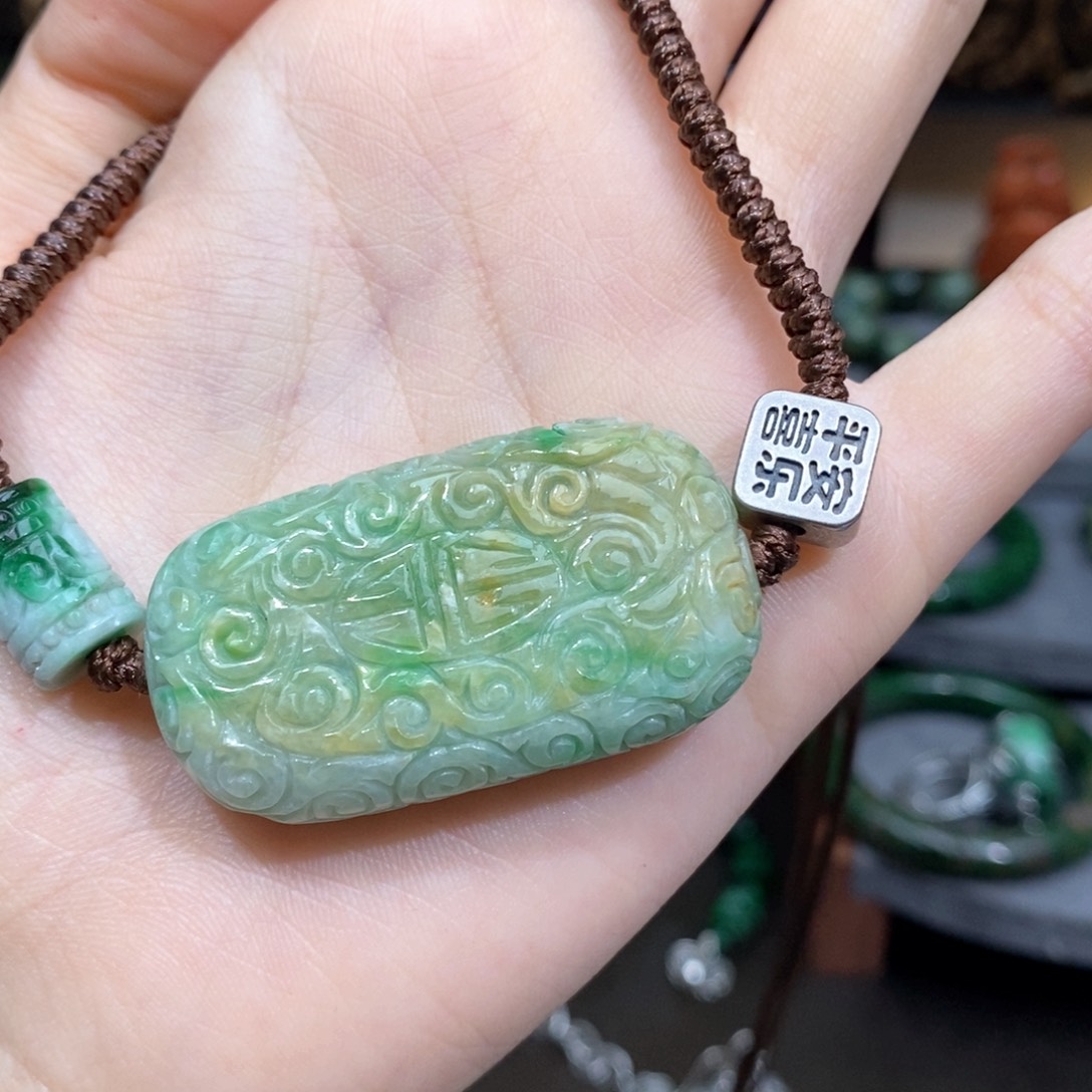 翡翠颈饰未镶嵌漂亮美眉