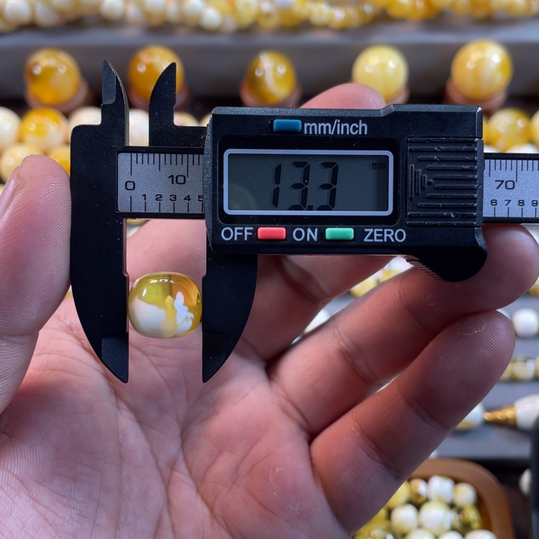 蜜蜡裸石未镶嵌抖**鹏金瓷白老型