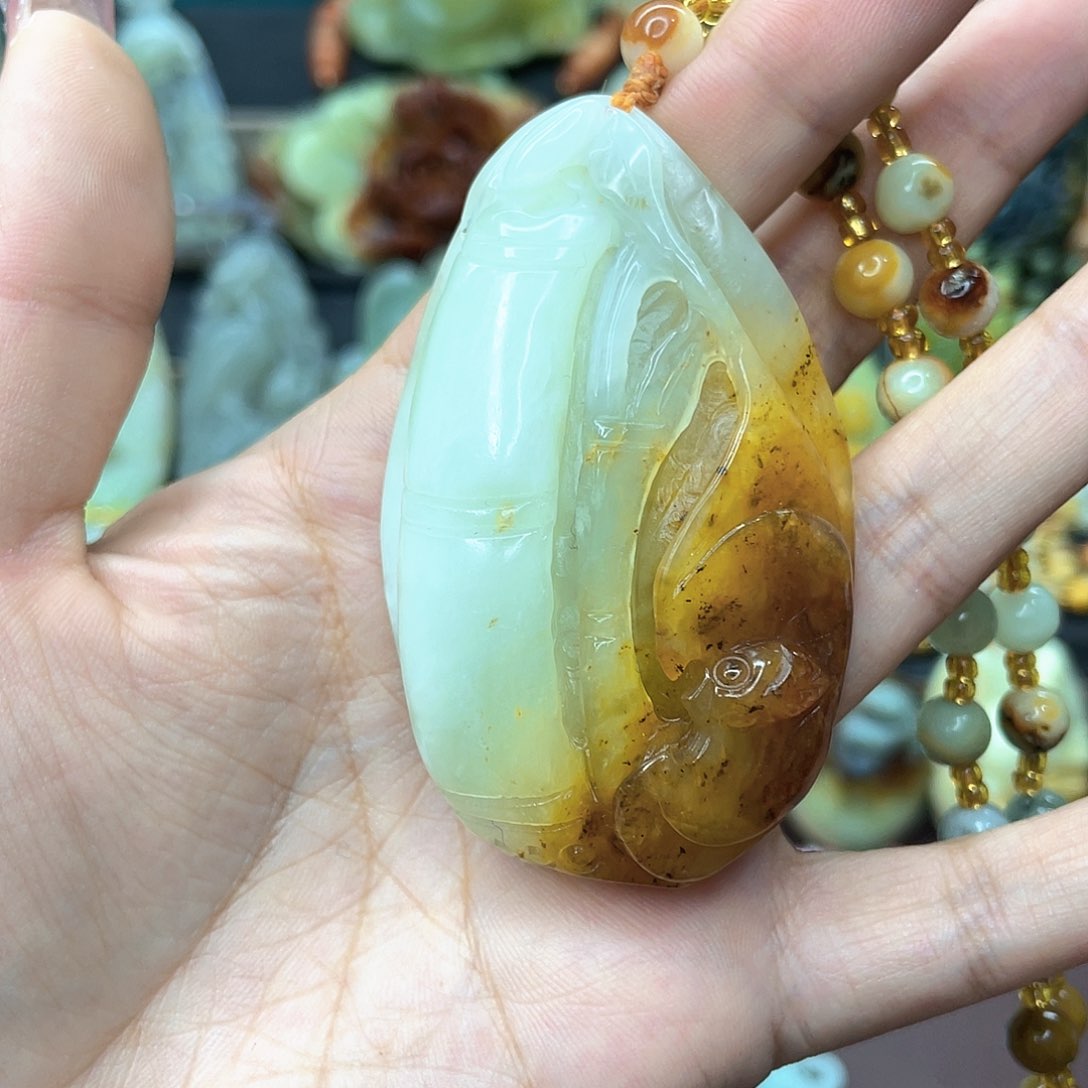 蛇纹石玉挂件未镶嵌