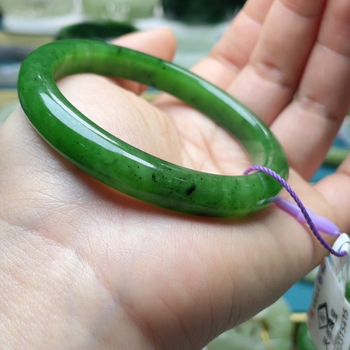 和田玉手镯59圈口。编号14未镶嵌