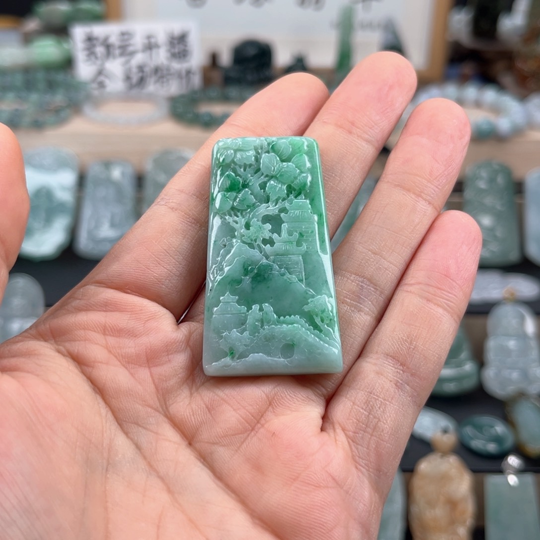 翡翠颈饰未镶嵌山水牌