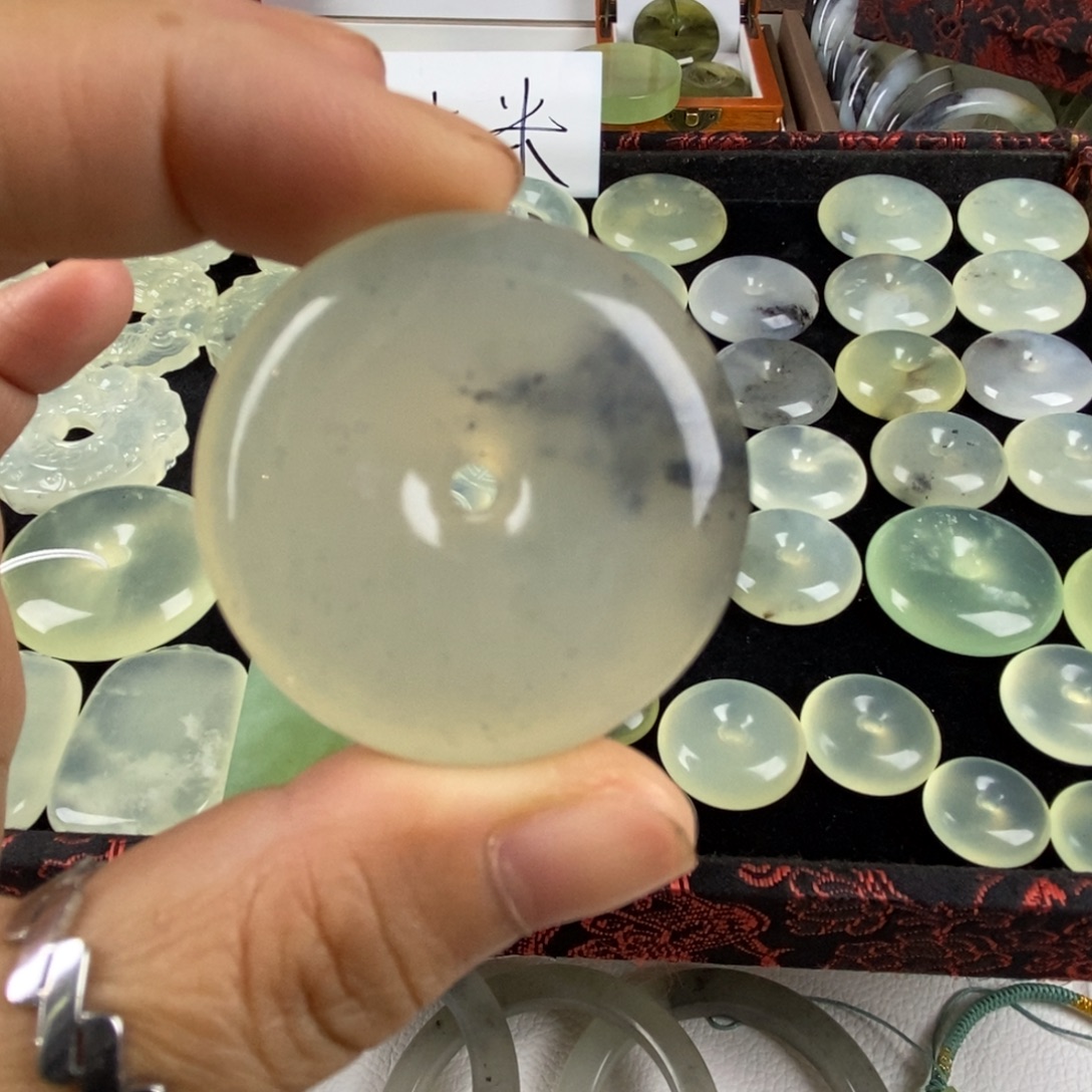 未镶嵌蛇纹石玉颈饰