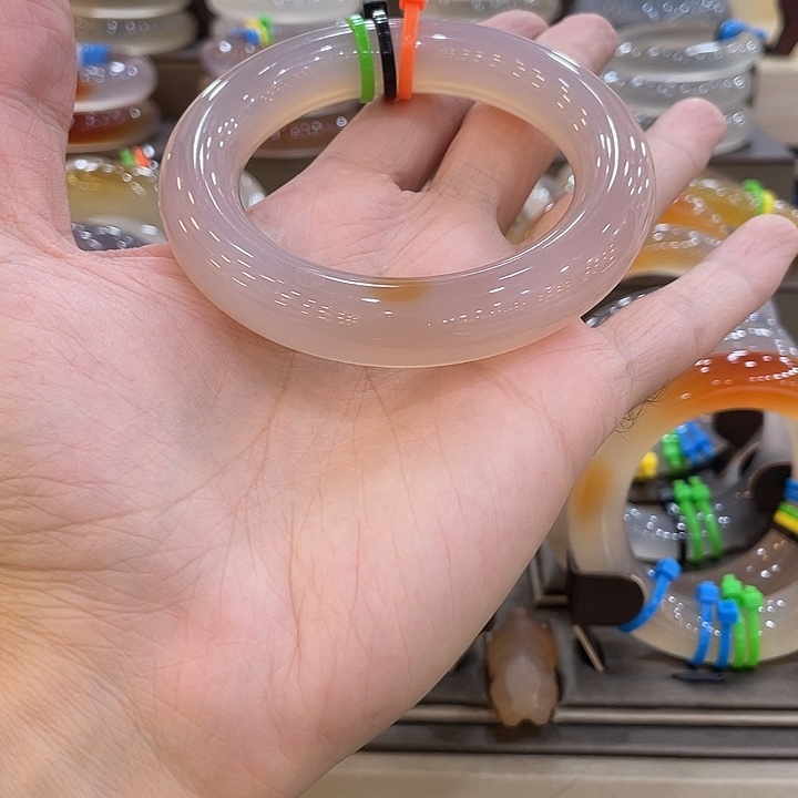 C***.玛瑙/玉髓未镶嵌手镯