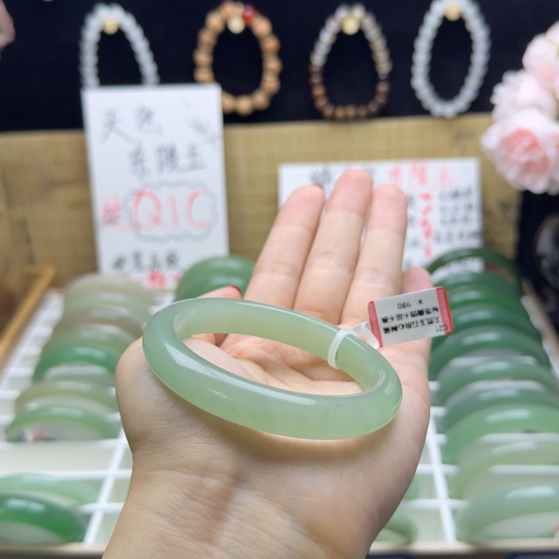 未镶嵌石英质玉手镯