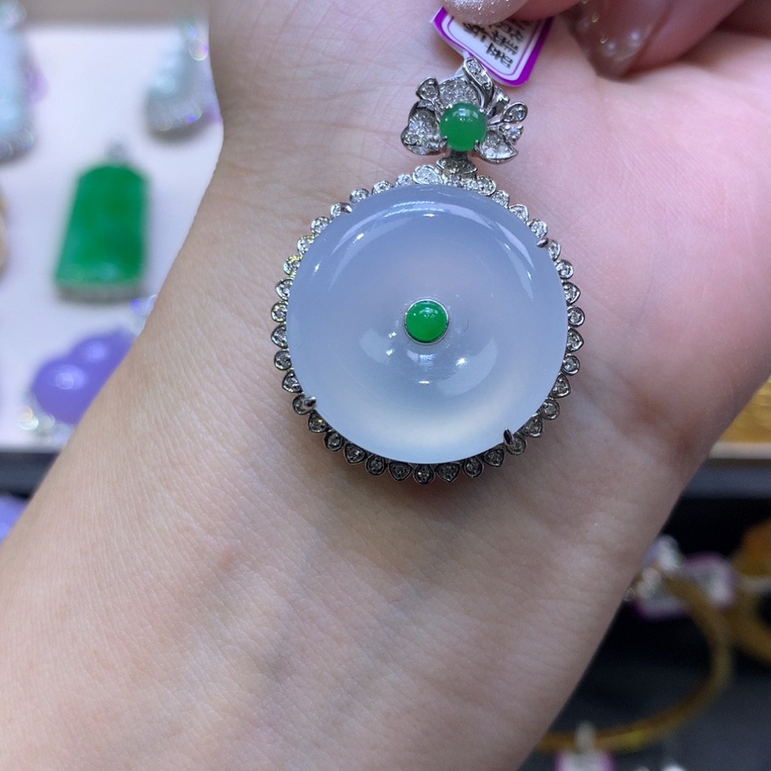 翡翠18K金镶嵌颈饰