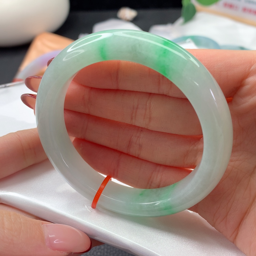 翡翠手镯（圆镯）未镶嵌56泥鳅背