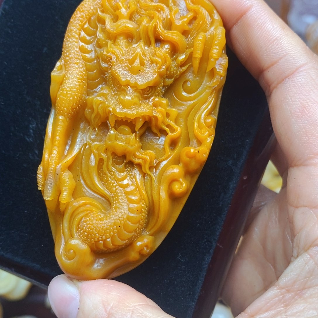石英质玉（黄龙玉）未镶嵌颈饰