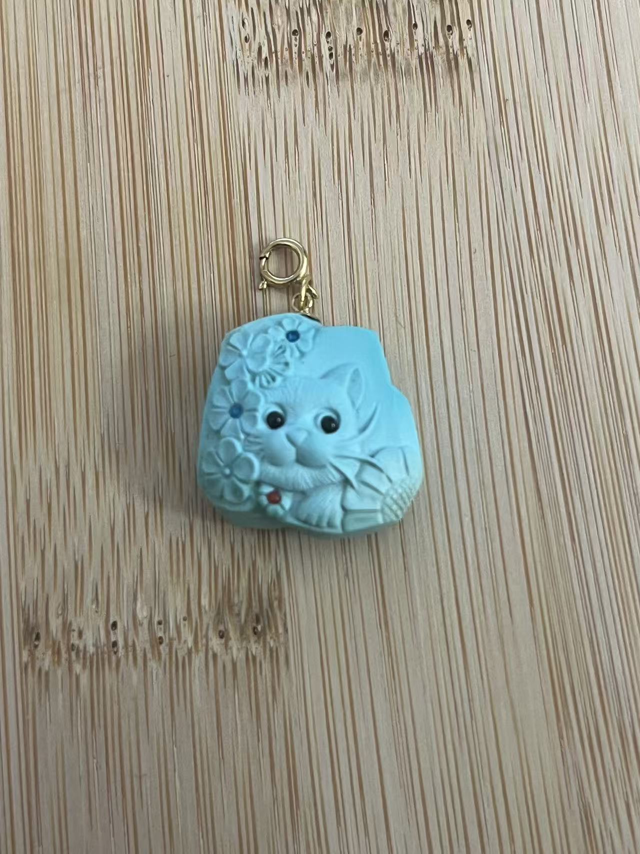 湖北天然原矿绿松石猫牌吊坠