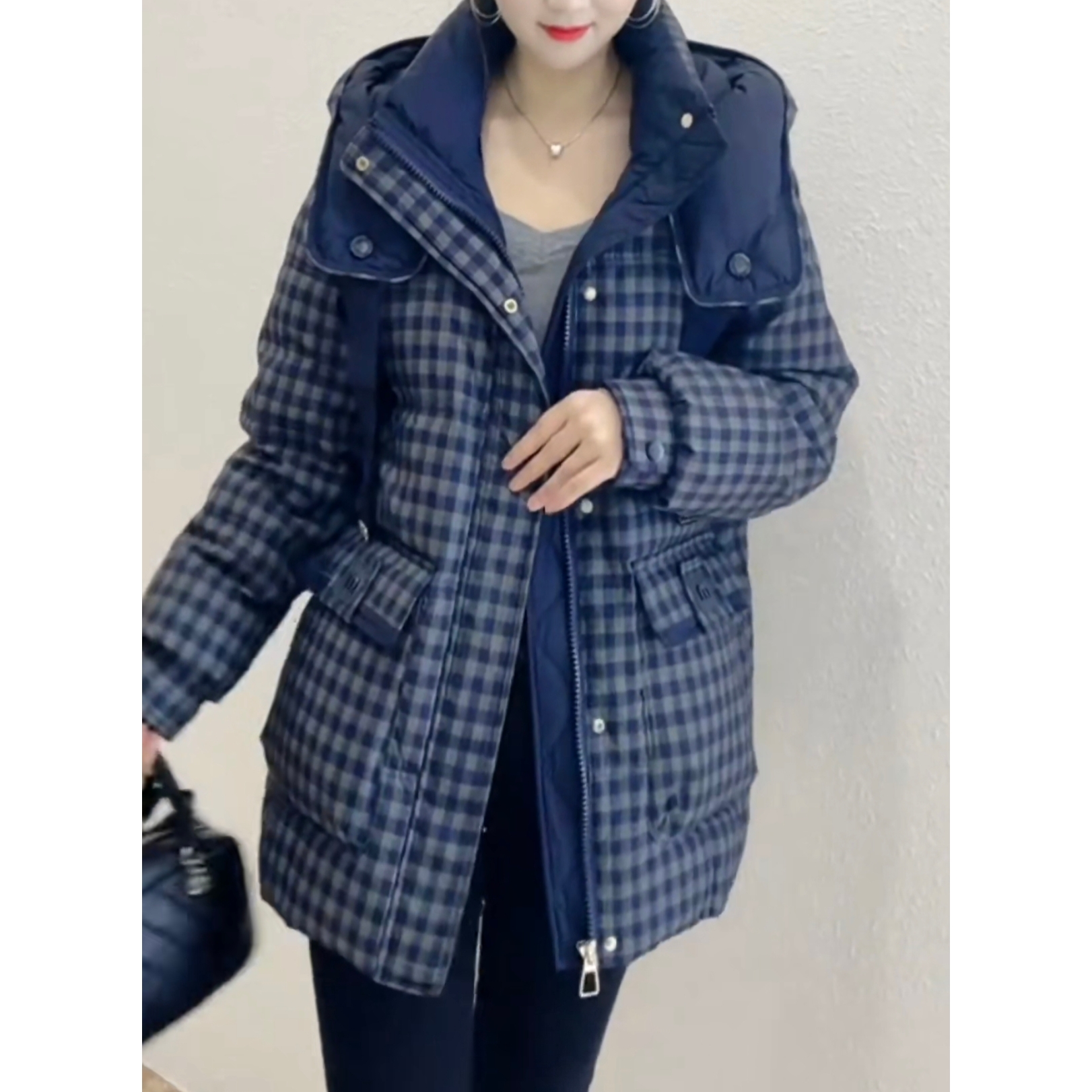 【珊珊服饰】冬季新款时尚格子拼接中长款90白鸭绒羽绒服