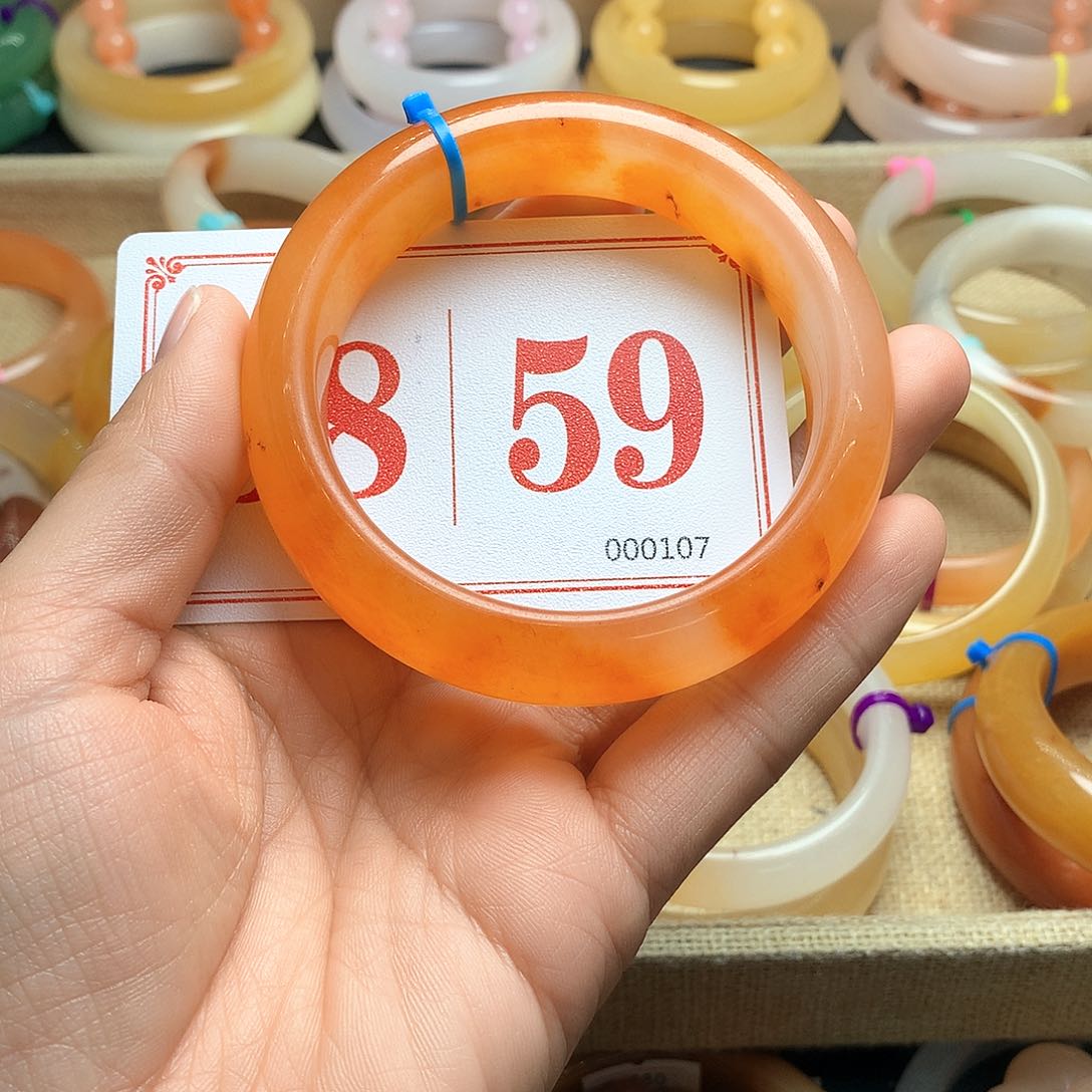 未镶嵌石英质玉（黄龙玉）手镯麻***。