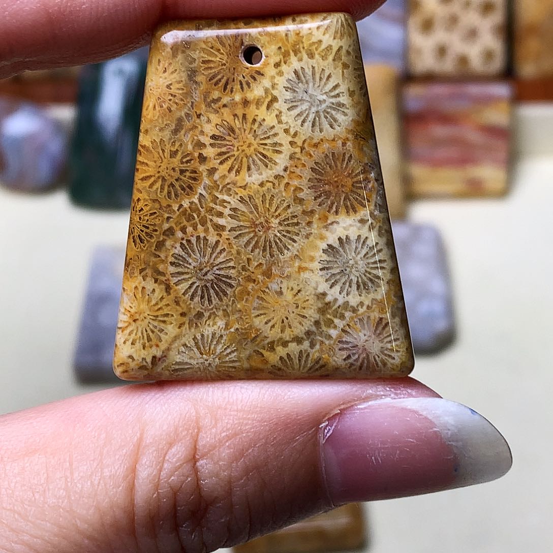 石英质玉颈饰未镶嵌彩*?