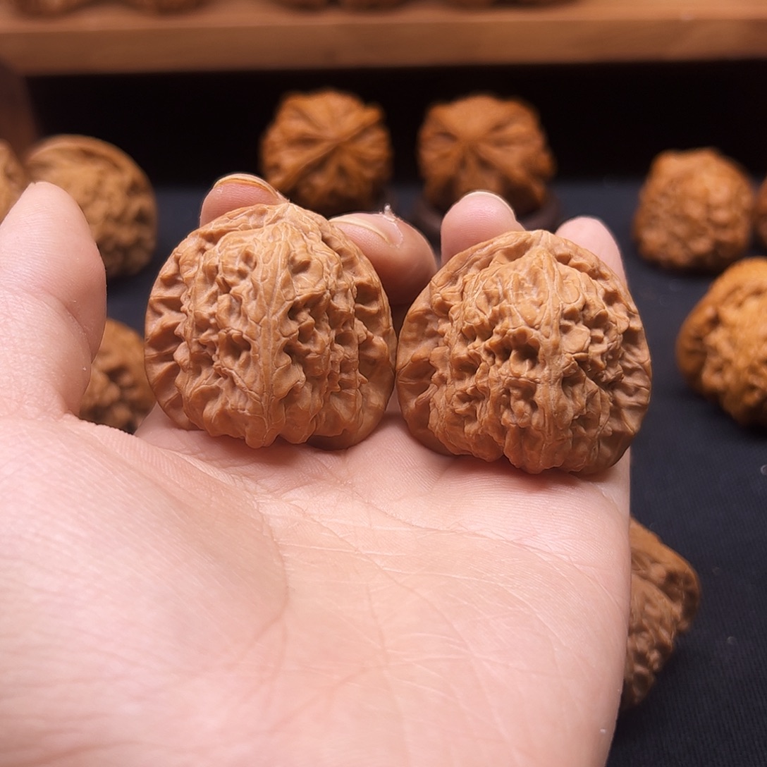 把件核桃红皮三角白41全品