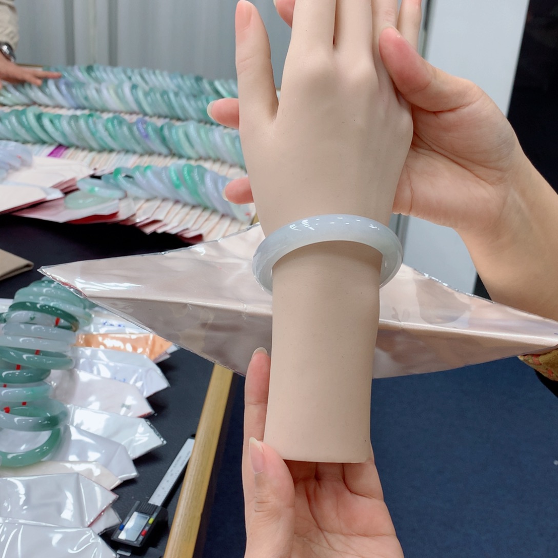 翡翠未镶嵌手镯48小时