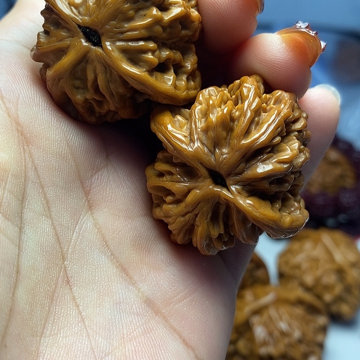 文玩核桃吊坠虎头