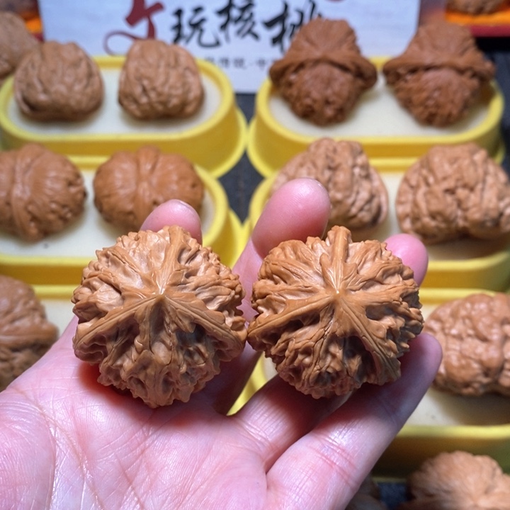 文玩核桃把件三棱。 38