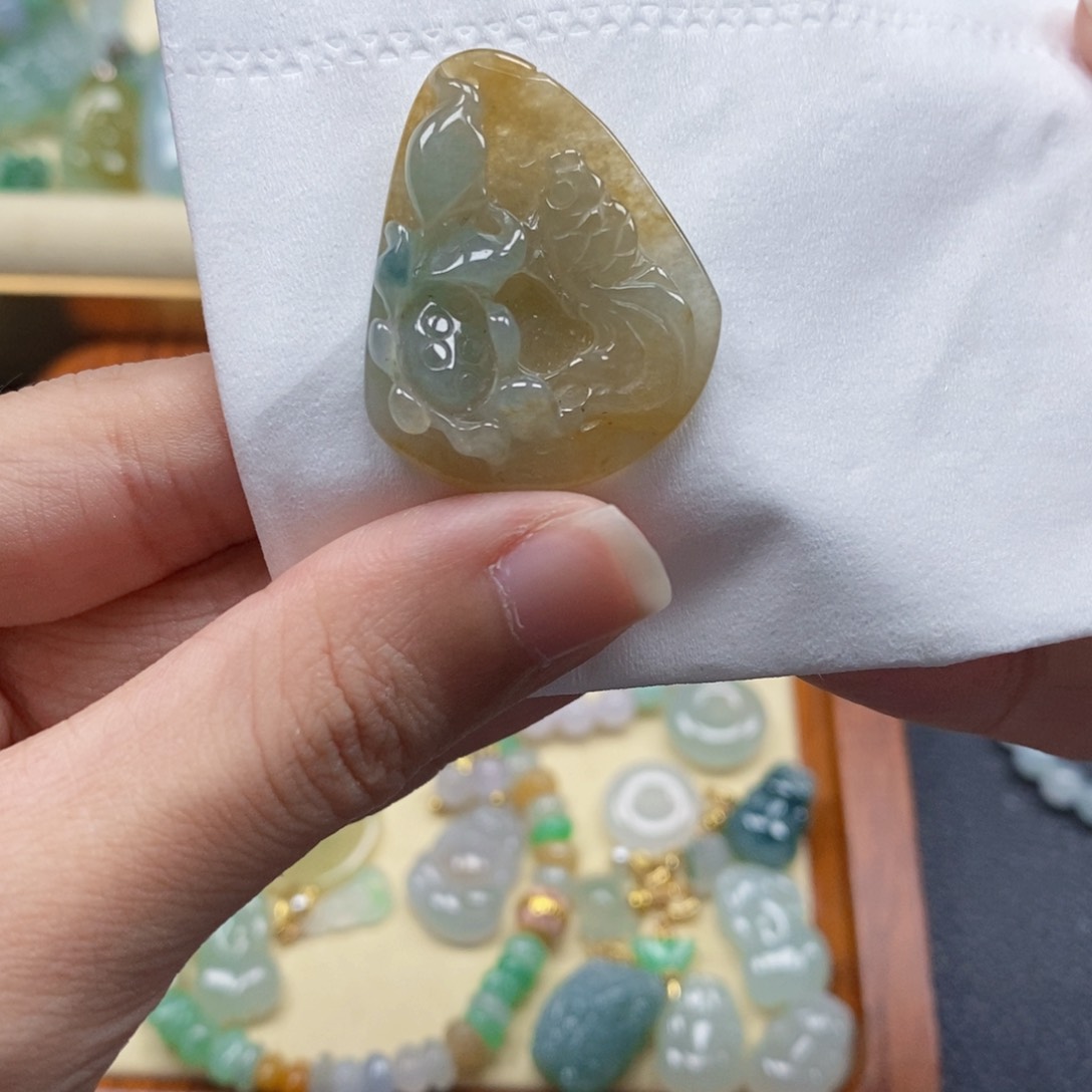 翡翠未镶嵌颈饰闪