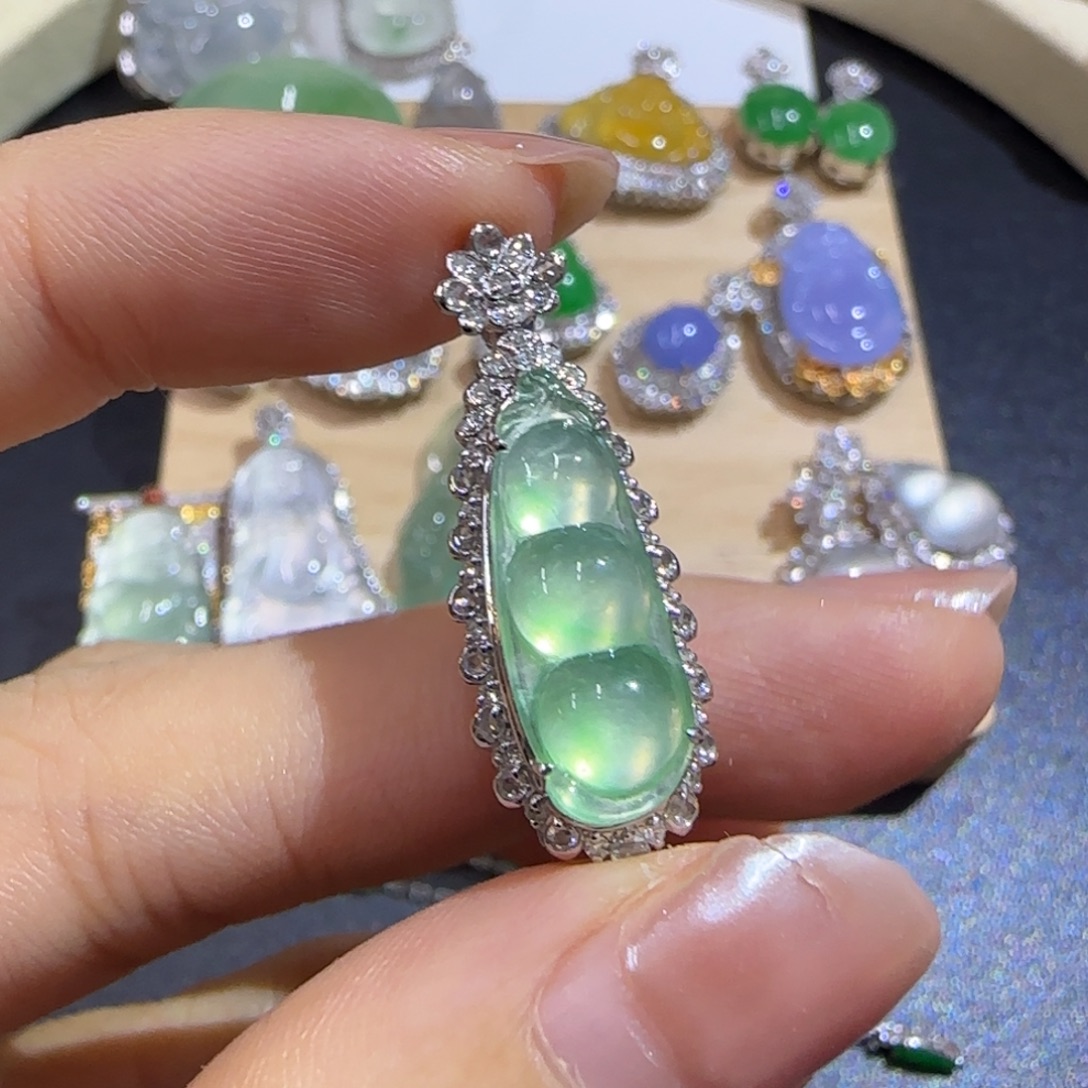颈饰18K金镶嵌翡翠精品