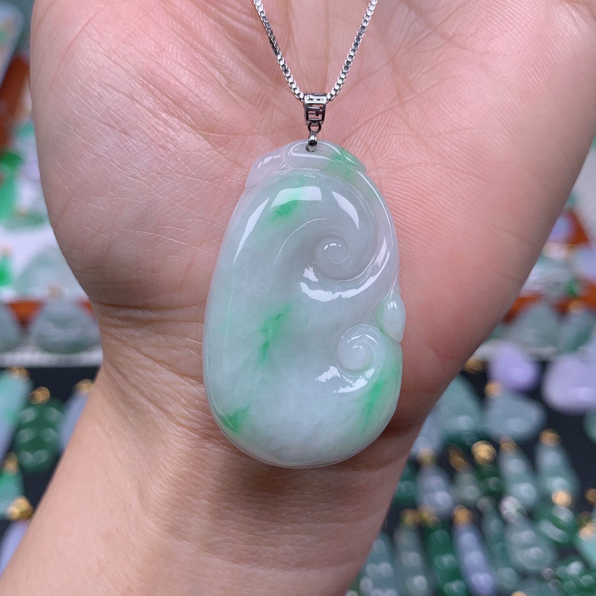 缅甸天然翡翠A货18k金镶冰润飘花如意吊坠1/120尺寸40.4x24.7x5.4