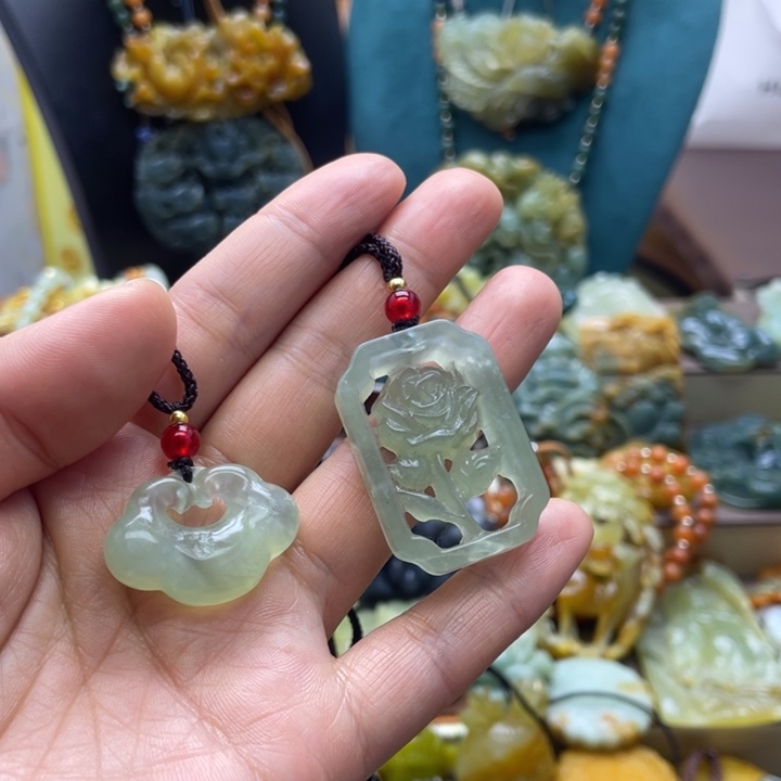 蛇纹石玉未镶嵌颈饰