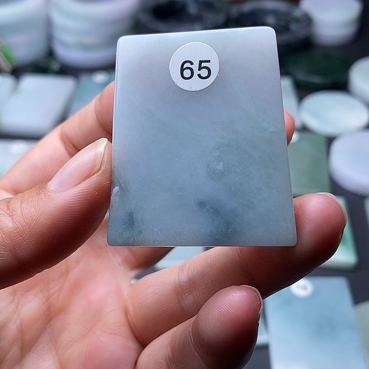 翡翠挂件未镶嵌翡翠的