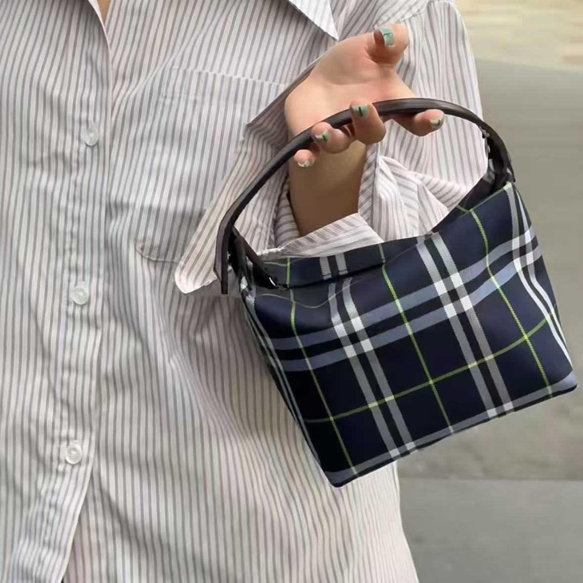 95新 BURBERRY/博柏利 巴宝莉深蓝饭盒包3991059