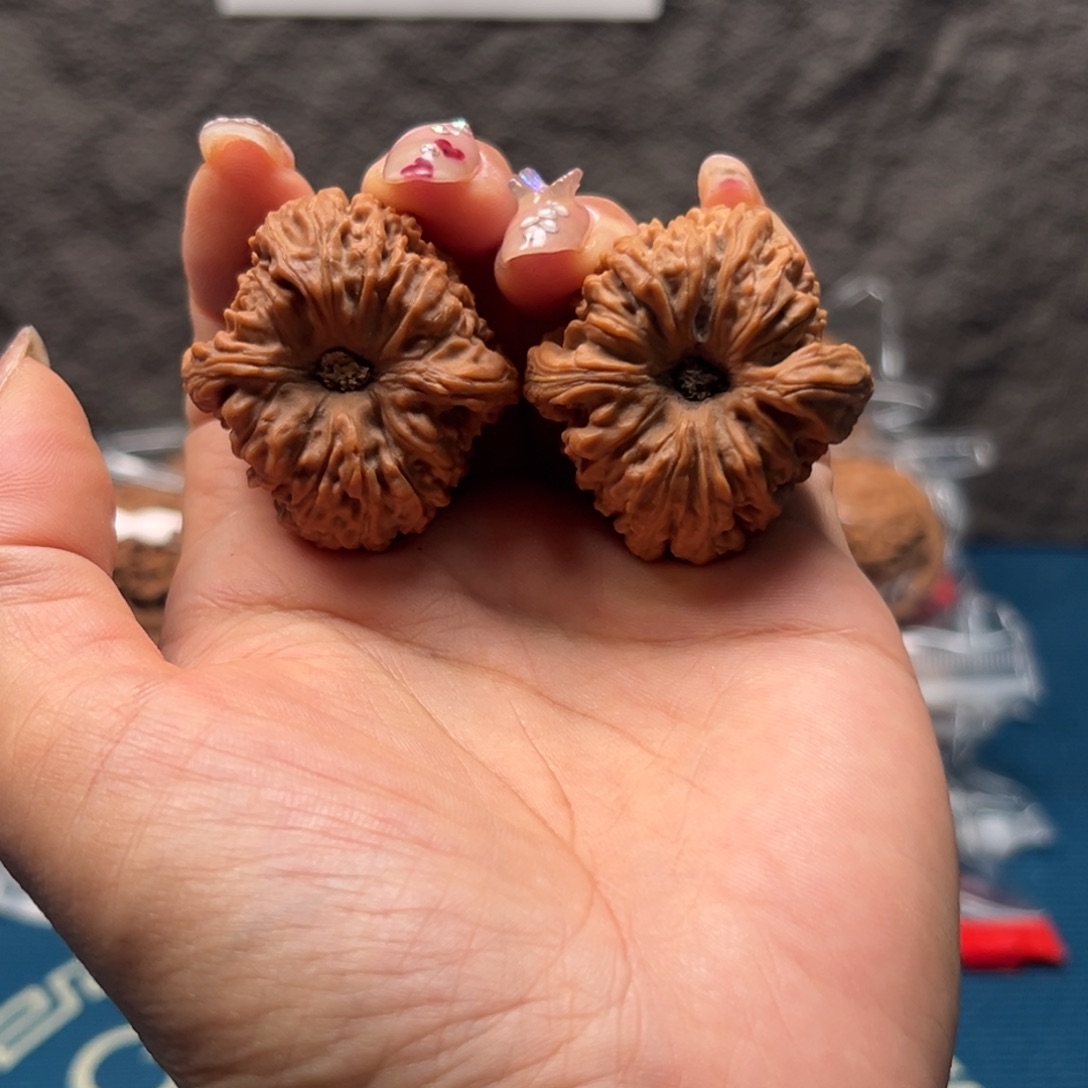 三***华把件文玩核桃南疆37黄点