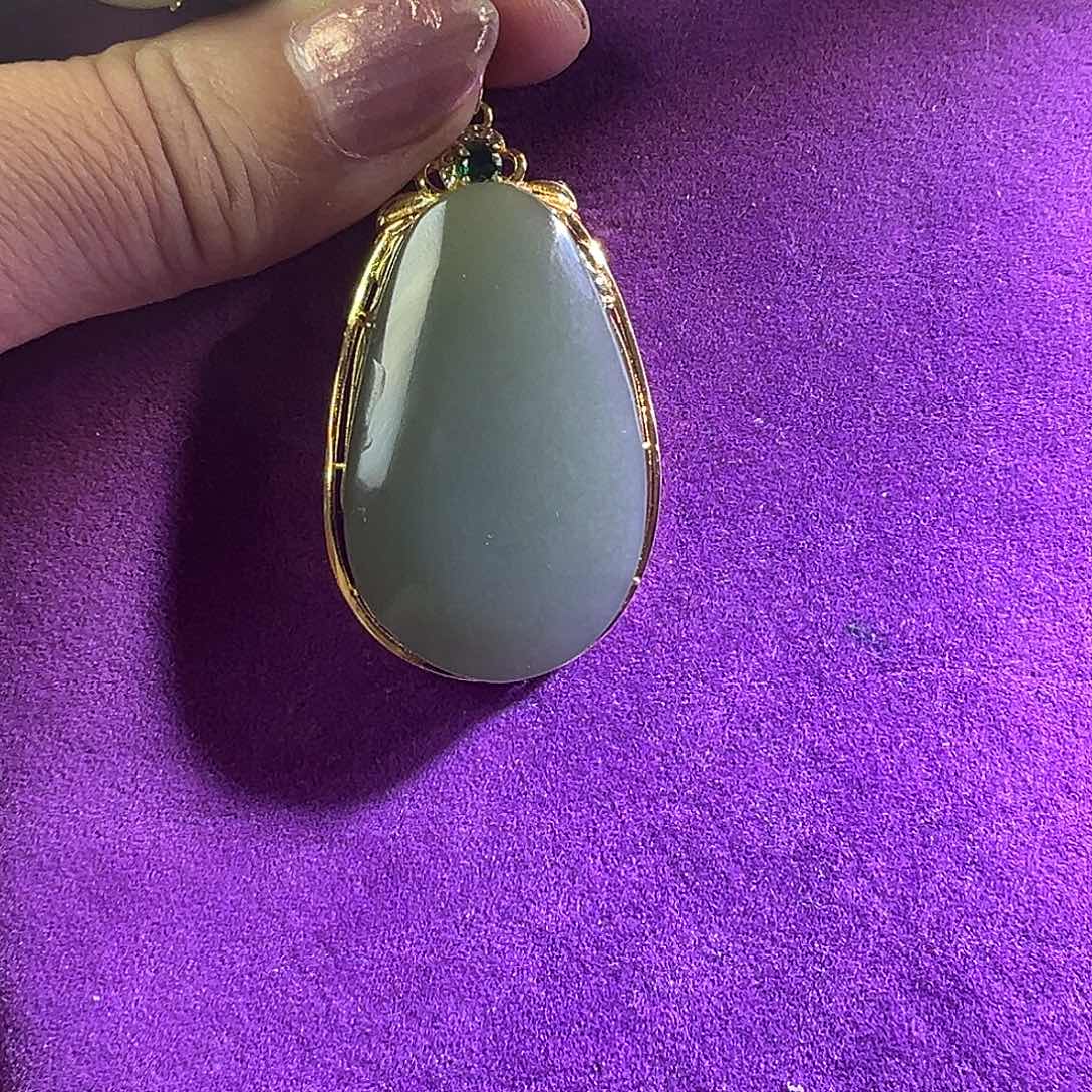 和田玉未镶嵌颈饰格**年