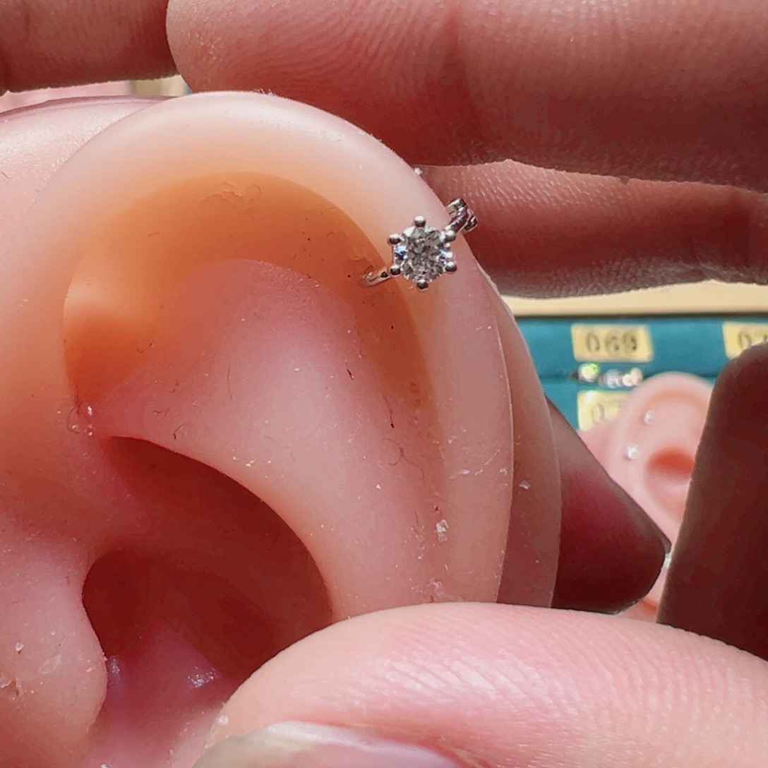 钻石耳饰18K金镶嵌六爪耳骨扣6mmK白