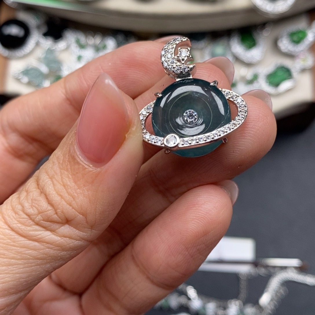 翡翠颈饰未镶嵌翡翠