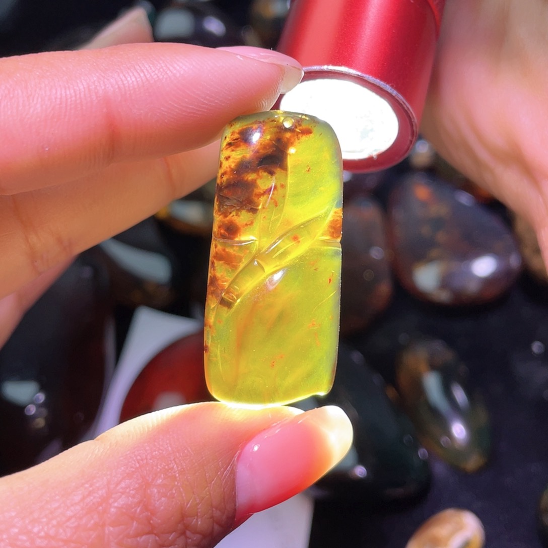 琥珀裸石未镶嵌！