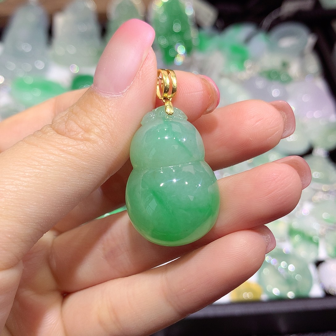 翡翠18K金镶嵌颈饰葫芦