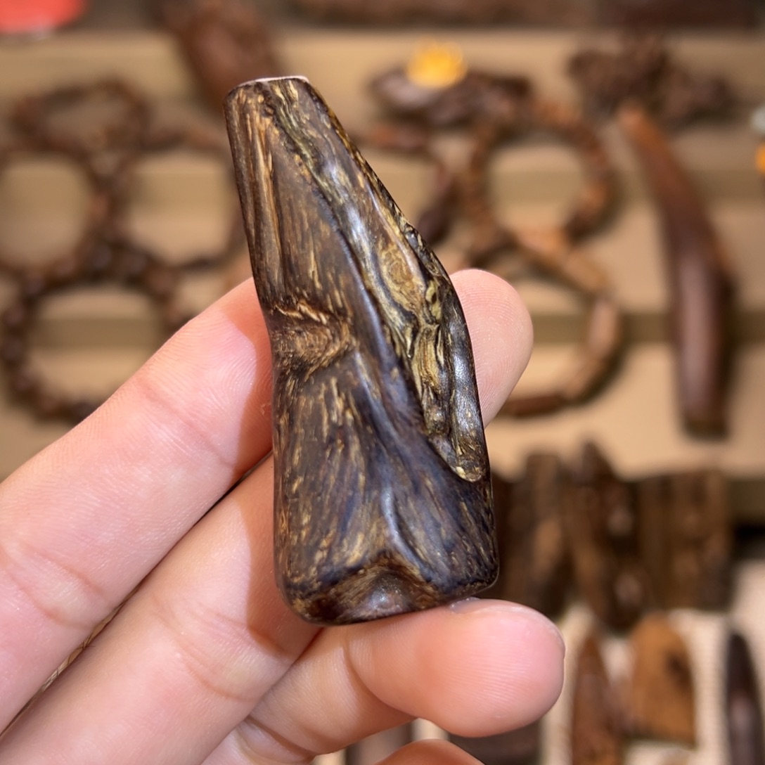 沉香吊坠达拉干留疤10.3克