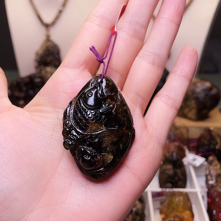 琥珀未镶嵌裸石抚顺琥珀黑花蜡鱼牌68
