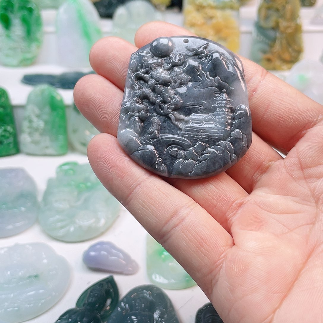 翡翠颈饰未镶嵌山水