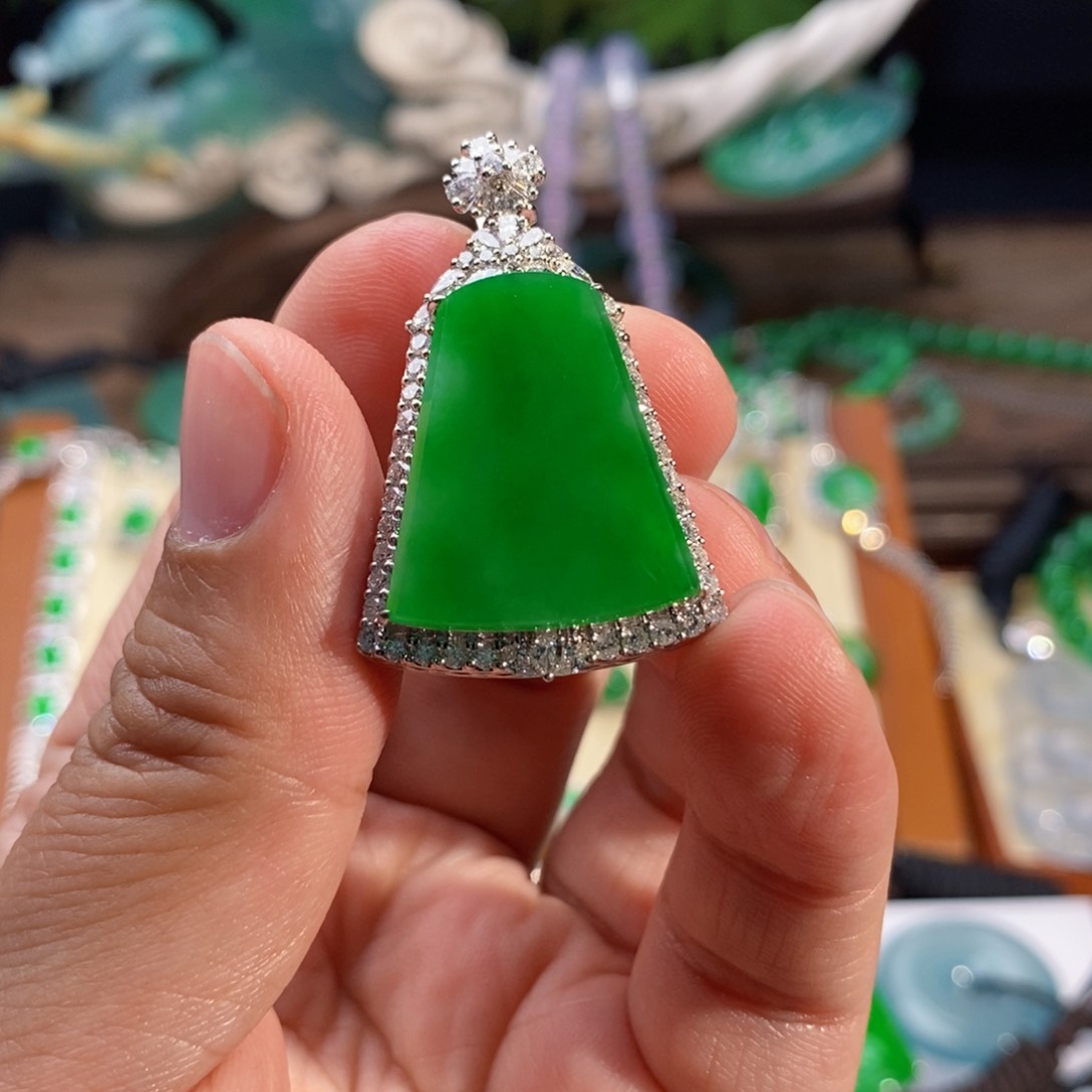 翡翠颈饰18K金镶嵌阳绿无事牌